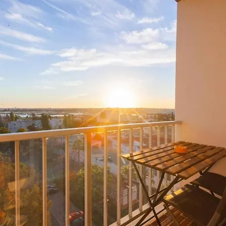 Sunset Entre A Ria E O Teatro