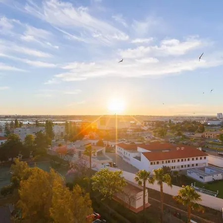 Sunset Entre A Ria E O Teatro *